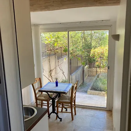Le Gite Sous Les Pins Les Taillades Exterior foto
